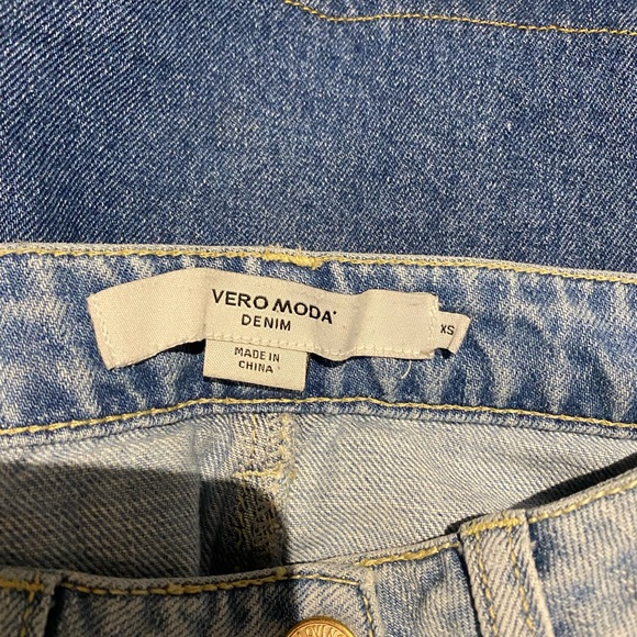 Denim skirt with buttons - Picture 2 of 2